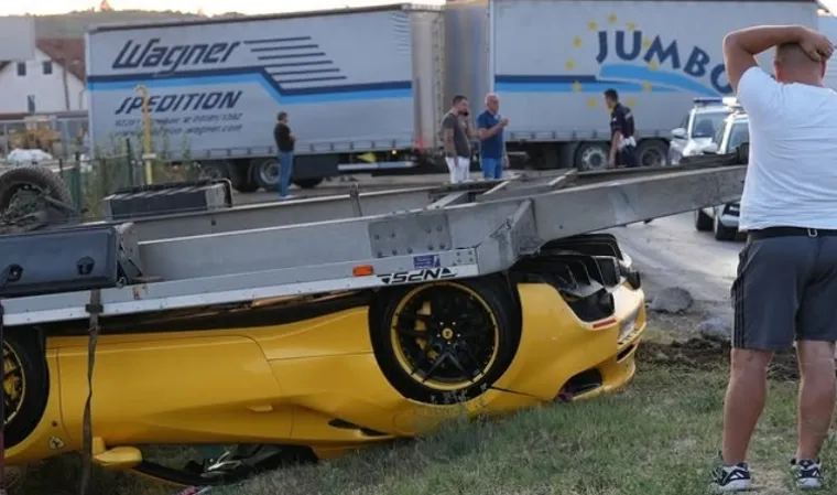 Ferrari i Mercedes završili na krovu: Čovjek se hvatao za glavu...