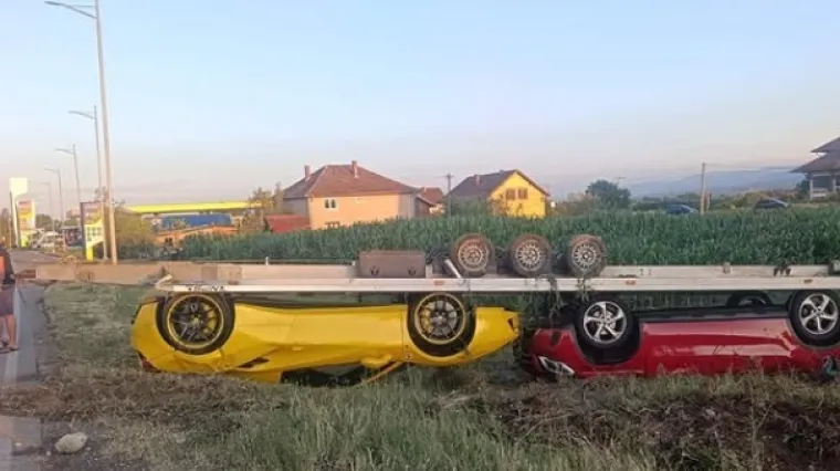 Ferrari i Mercedes završili na krovu: Čovjek se hvatao za glavu...