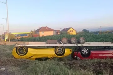 Ferrari i Mercedes završili na krovu: Čovjek se hvatao za glavu...