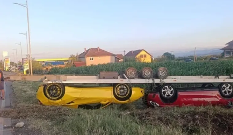 Ferrari i Mercedes završili na krovu: Čovjek se hvatao za glavu...