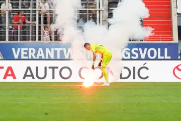 Je li ovo prijateljska utakmica? Igrači Hajduka u Linzu doživjeli skandiranje i baklje