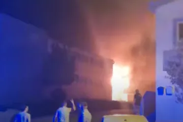 Gori skladište u Zadru: U borbi s buktinjom ozlijeđen vatrogasac