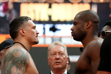Puca vaga! Usyk nikad nije bio teži, pogledajte kako izgleda pored Engleza