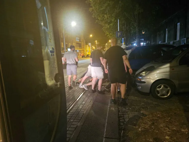 Izlazak koji se zamalo nije dogodio! Nekom 'genijalcu' auto 'pobjegao', ali onda se pojavila grupa mladića
