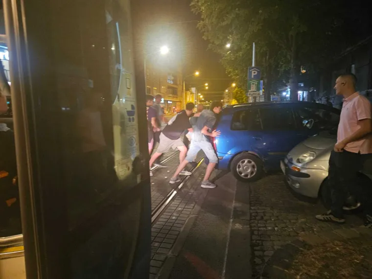 Izlazak koji se zamalo nije dogodio! Nekom 'genijalcu' auto 'pobjegao', ali onda se pojavila grupa mladića