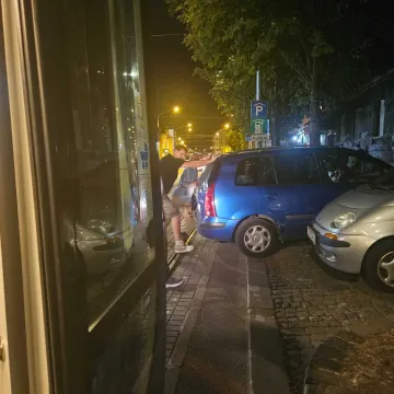 Izlazak koji se zamalo nije dogodio! Nekom 'genijalcu' auto 'pobjegao', ali onda se pojavila grupa mladića