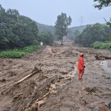 Pogodile ih obilne kiše i odroni! Deset poginulih, devet nestalih, a strahuje se da bi broj samo mogao rasti