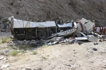 Autobus pun radnika pao s 25 metara visoke litice: Najmanje 14 mrtvih, neki su kritično