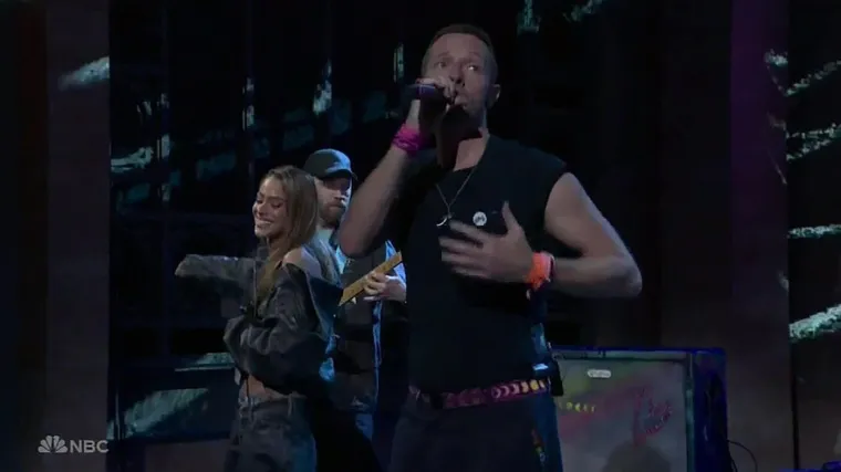 Poslije skandala Chris Martin na šaljiv način upozorio fanove da paze na kamere