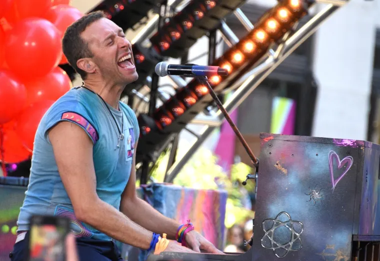Poslije skandala Chris Martin na šaljiv način upozorio fanove da paze na kamere