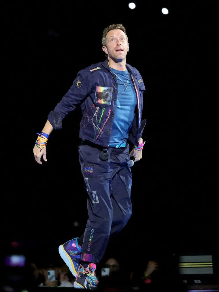 Poslije skandala Chris Martin na šaljiv način upozorio fanove da paze na kamere