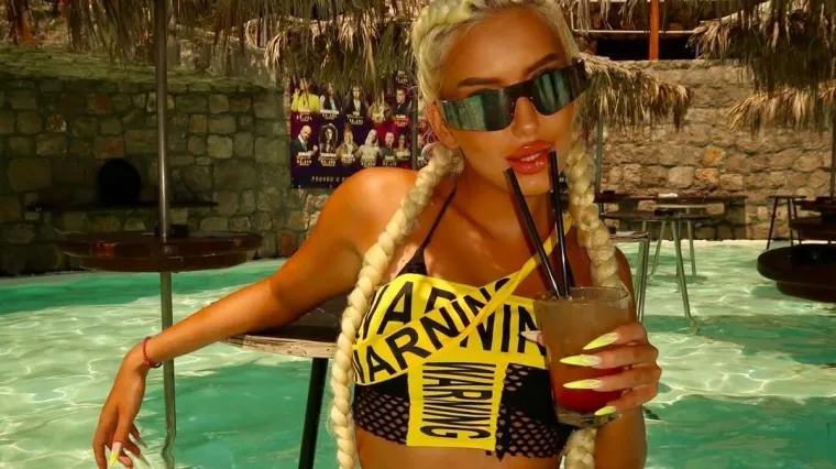 Srpska TikTokerica Barbi Afrika kraljica je ludih kombinacija: Oblinama zaludila regiju
