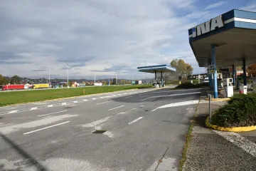 Nakon tri prsta stigle nove provokacije, trojica mladića idu u zatvor zbog naljepnica