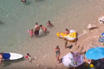 Toples u Omišu izazvao buru: Pravo na izbor ili čisti ekshibicionizam?