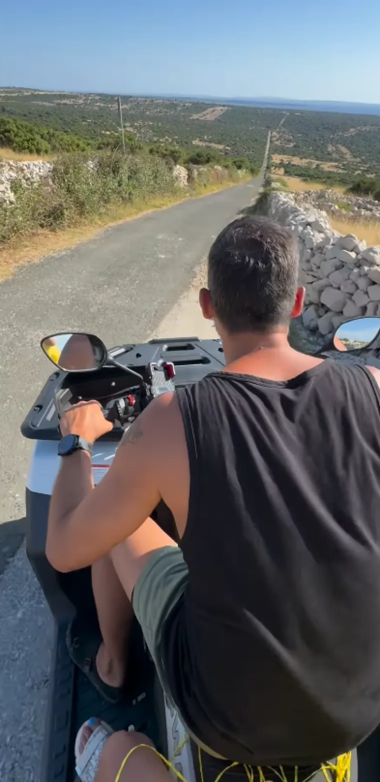 Bivši suprug Doris Pinčić ljetuje sa zagonetnom ljepoticom: Nova djevojka ili samo ljetna avantura?