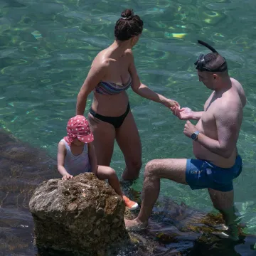 Odvela djecu na plažu, a njezin potez pokrenuo raspravu: 'Mislim da ta tepsija može pričekati'