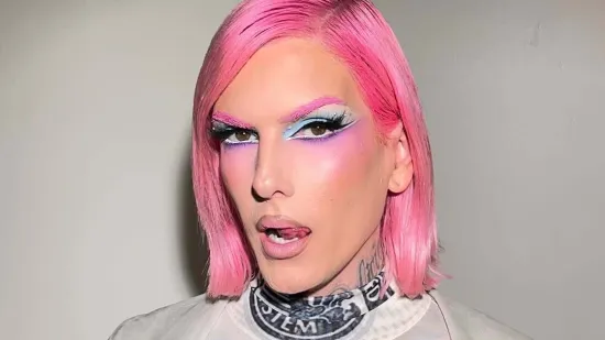 Smatra da su trans ljudi bolesni, a oblači se kao žena: Ovo je Jeffree Star
