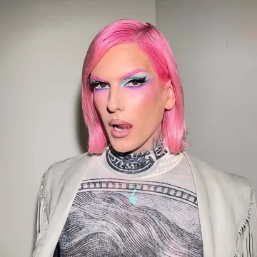 Smatra da su trans ljudi bolesni, a oblači se kao žena: Ovo je Jeffree Star