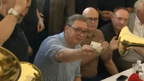 Vučić ludovao uz četničku pjesmu i častio trubače: Pazite koliko im je novca dao