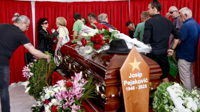 Brojni se oprostili od Josipa Pejakovića na sprovodu u Sarajevu: Među njima i Hanka Paldum