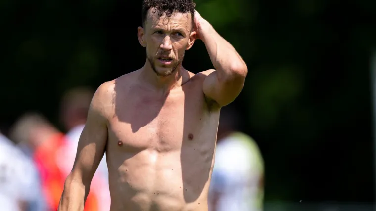 Perišić pokazao trbušnjake i isklesano tijelo, a jednim potezom je oduševio sina srpske legende