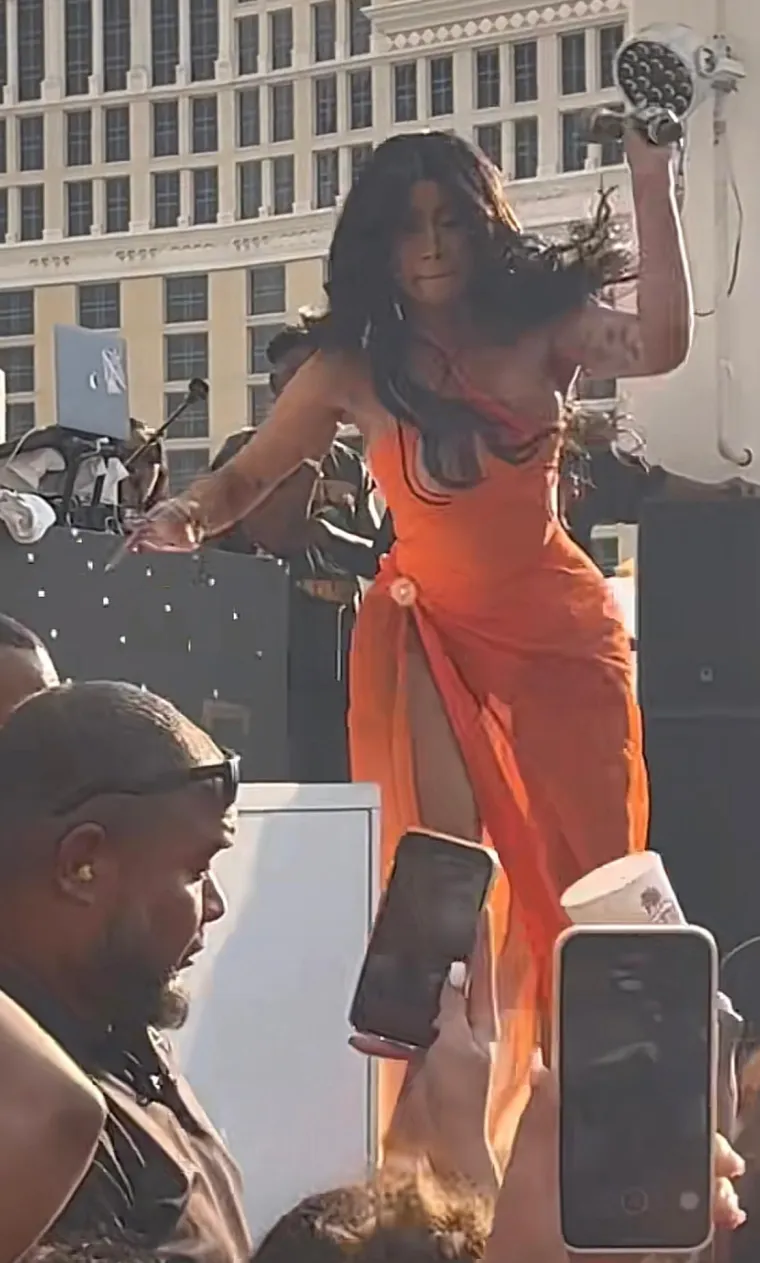 Žena tuži Cardi B i traži masnu odštetu: 'Pogodila me mikrofonom!'