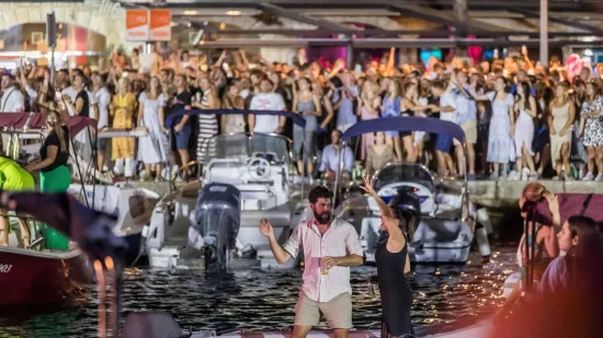 Vela Luka u suzama: Pogledajte prošlogodišnju atmosferu 'Traga u beskraju'