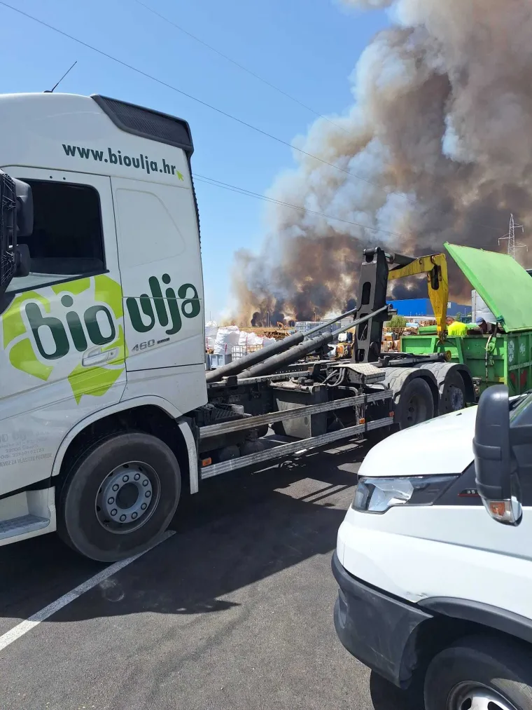 Poznat uzrok velikog požara u Šibeniku: Kanaderi i air tractori bore se s buktinjom