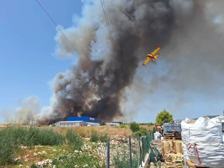 Poznat uzrok velikog požara u Šibeniku: Kanaderi i air tractori bore se s buktinjom