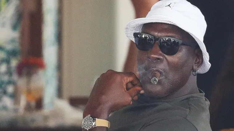Michael Jordan uživao sa svojim zaštitnim znakom: Bio je sa zanosnom brinetom