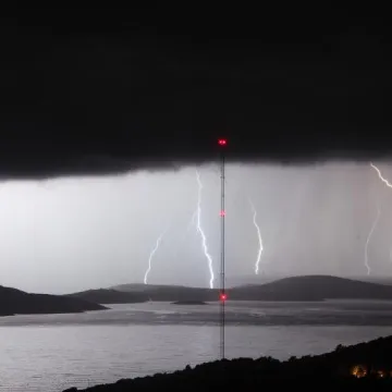 Grmljavinsko nevrijeme na odmoru: Uz ove savjete bit ćete sigurniji za vrijeme oluje na plaži i u kampu