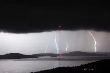 Grmljavinsko nevrijeme na odmoru: Uz ove savjete bit ćete sigurniji za vrijeme oluje na plaži i u kampu