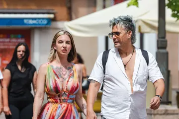 Tetovaže, duboki prorez i boje ljeta: Dama s Korza pokazala stil koji je ukrao svu pažnju