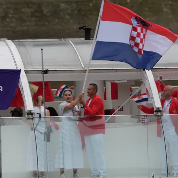 Prije godinu dana Pariz je priredio spektakl! Lady Gaga, Gojira, brodovi i mokra Kolinda