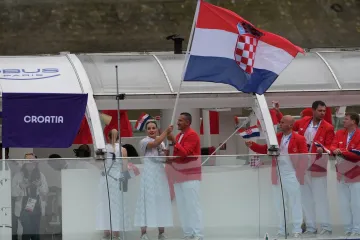 Prije godinu dana Pariz je priredio spektakl! Lady Gaga, Gojira, brodovi i mokra Kolinda