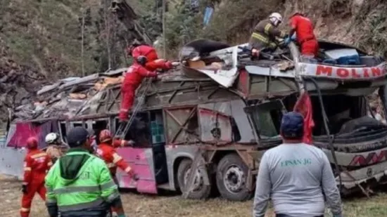 Autobus pao u provaliju i prepolovio se na dva dijela: Umrlo najmanje 15 ljudi