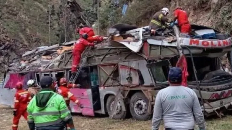 Autobus pao u provaliju i prepolovio se na dva dijela: Umrlo najmanje 15 ljudi