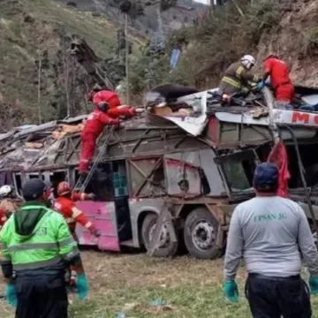 Autobus pao u provaliju i prepolovio se na dva dijela: Umrlo najmanje 15 ljudi