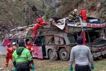 Autobus pao u provaliju i prepolovio se na dva dijela: Umrlo najmanje 15 ljudi