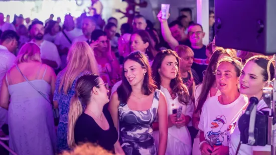 Ovako se na trajektu zabavlja Oliveru u čast: Atmosfera je ludilo, pogledajte prizore za pamćenje