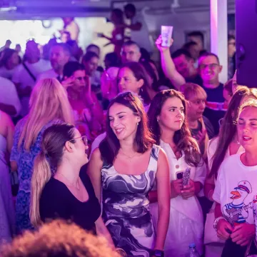 Ovako se na trajektu zabavlja Oliveru u čast: Atmosfera je ludilo, pogledajte prizore za pamćenje