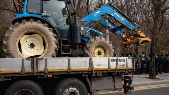 Tinejdžer bez vozačke, a možda i na drogama ukrao traktor i napravio kaos