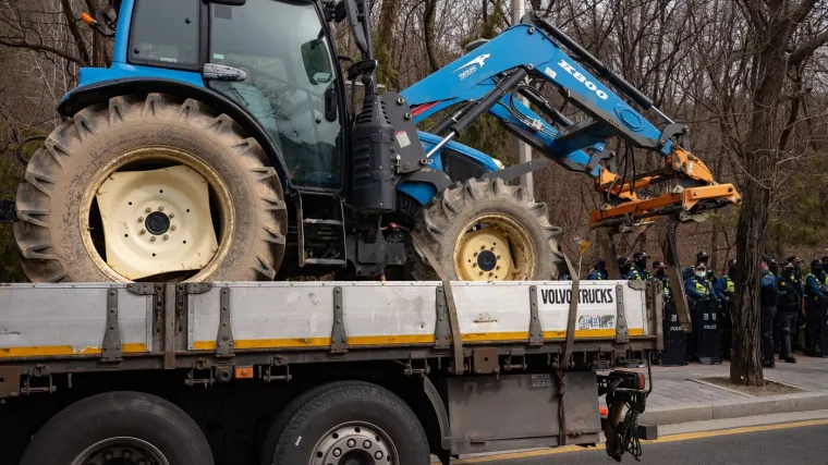 Tinejdžer bez vozačke, a možda i na drogama ukrao traktor i napravio kaos
