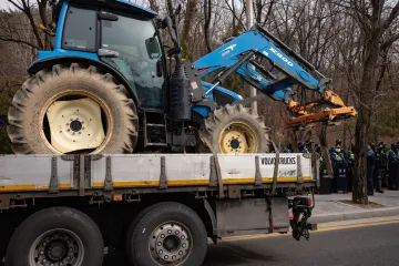 Tinejdžer bez vozačke, a možda i na drogama ukrao traktor i napravio kaos