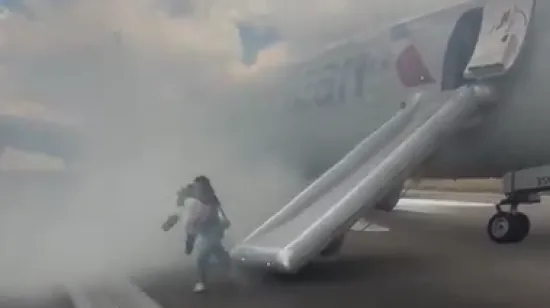 Avion se zapalio tijekom polijetanja, ljudi u panici bježali niz tobogan: 'U plamenu ste!'