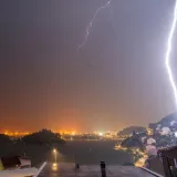 Lovac na oluje u Pločama snimio udar munje u kuću
