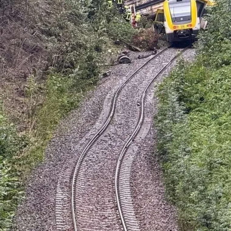Odron izbacio vlak iz tračnica, lokomotivu zdrobilo drveće! Četvero mrtvih, 34 osobe ozlijeđene: 'Stanje na terenu je šokantno'
