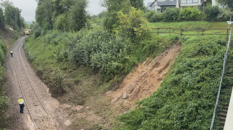 Odron izbacio vlak iz tračnica, lokomotivu zdrobilo drveće! Četvero mrtvih, 34 osobe ozlijeđene: 'Stanje na terenu je šokantno'
