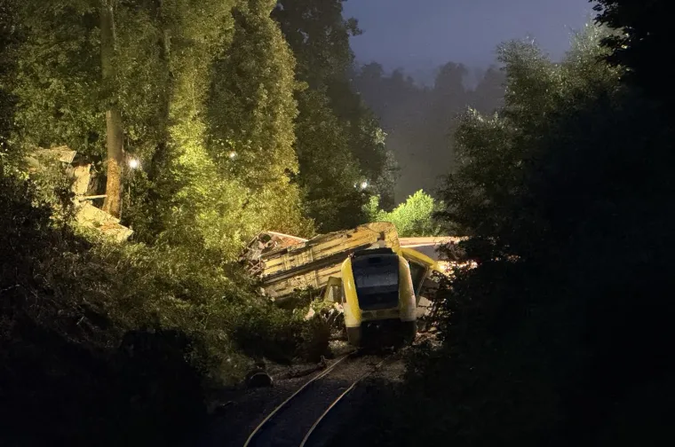 Odron izbacio vlak iz tračnica, lokomotivu zdrobilo drveće! Četvero mrtvih, 34 osobe ozlijeđene: 'Stanje na terenu je šokantno'