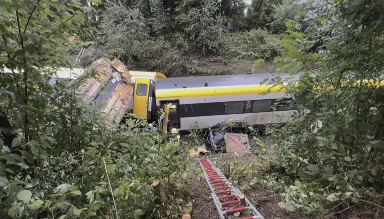 Odron izbacio vlak iz tračnica, lokomotivu zdrobilo drveće! Četvero mrtvih, 34 osobe ozlijeđene: 'Stanje na terenu je šokantno'